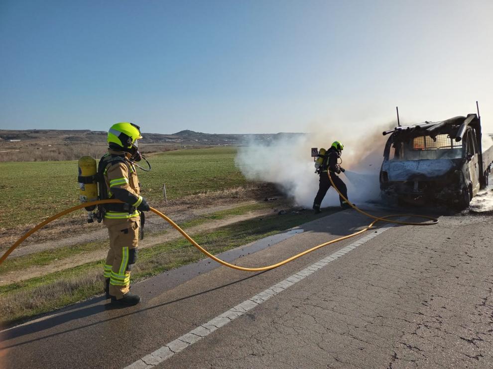 Arde un camión que transportaba tuberías de PVC cuando circulaba por la A-131