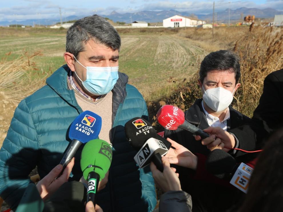 Visita de Luis Felipe, María Rodrigo e Ignacio Almudévar a las obras en los polígonos de Lucas Mallada y La Magantina