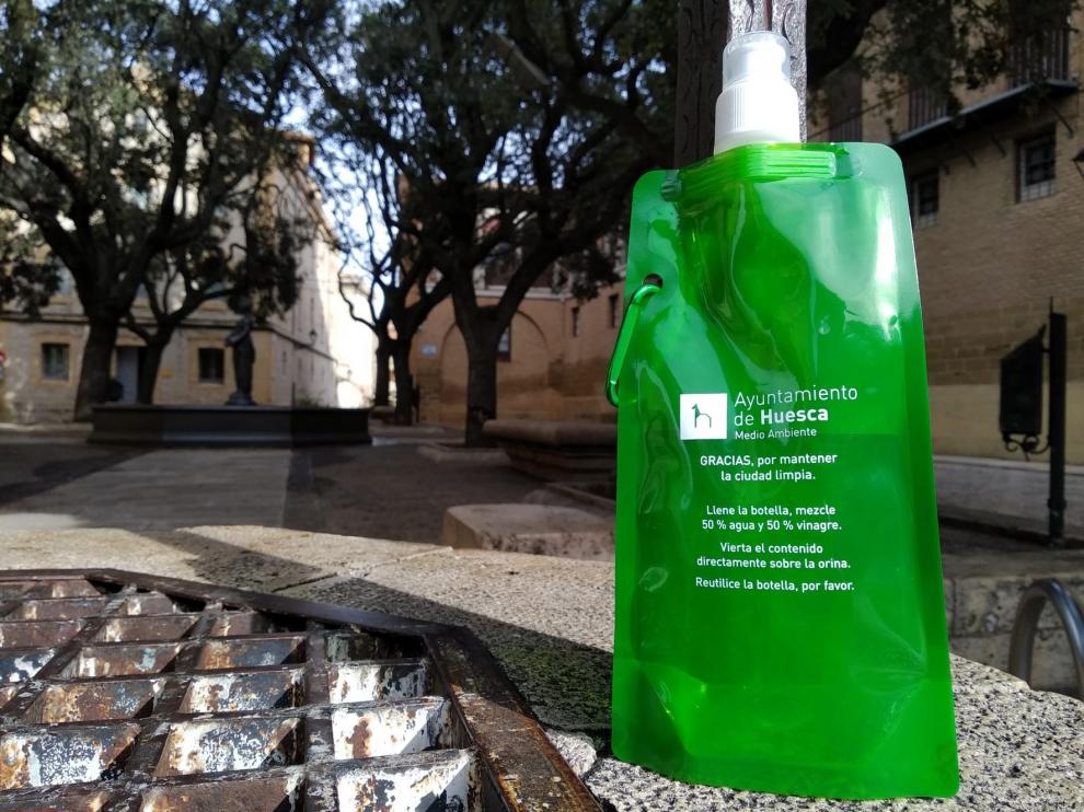 El Ayuntamiento de Huesca iniciará el reparto de botellas para los orines de las mascotas este lunes