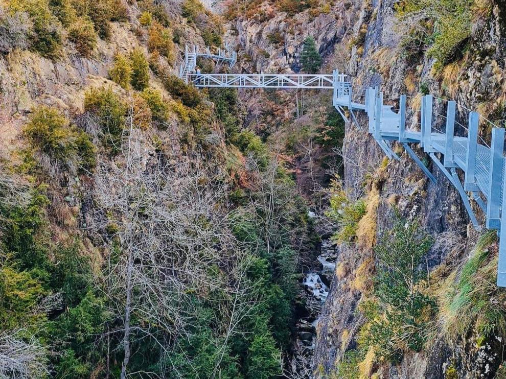 Panticosa amplía su oferta turística con unas pasarelas sobre el río Caldarés