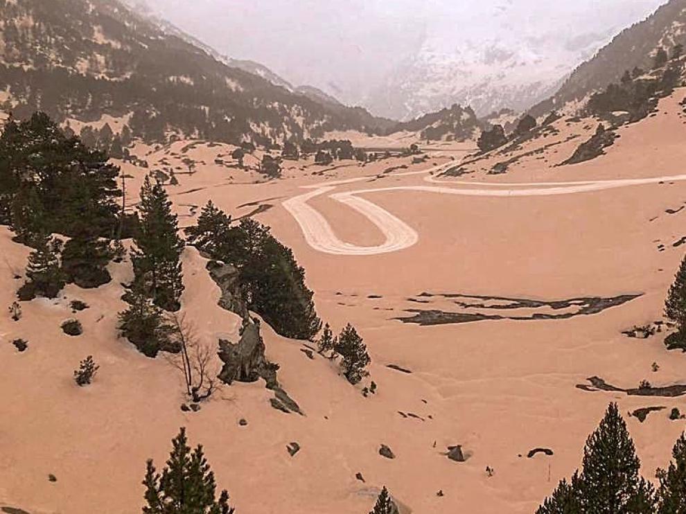 Diferentes lugares de la provincia de Huesca amanecen teñidos de marrón debido a un aire sahariano