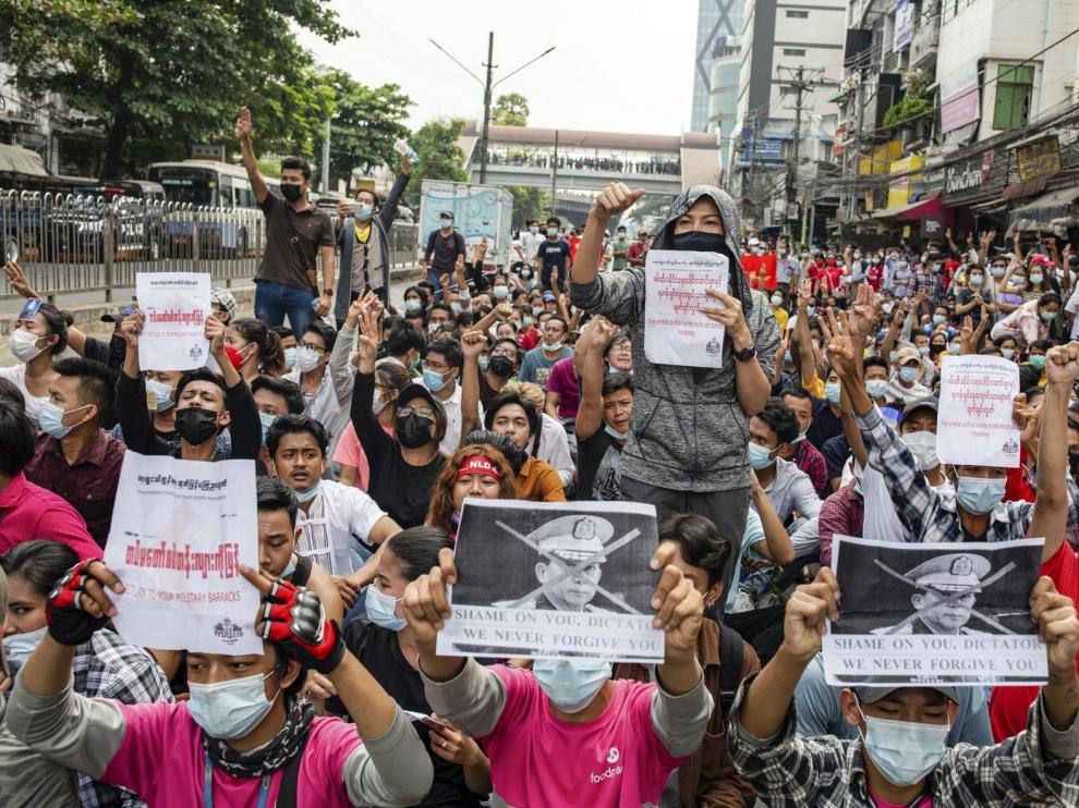 La junta militar bloquea internet en Birmania para frenar las protestas