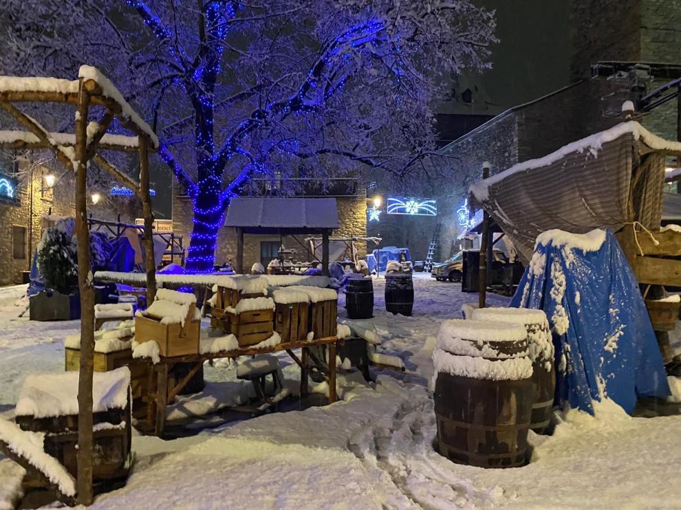 La nieve en Benasque cubre los decorados de "A mil kilómetros de la Navidad"