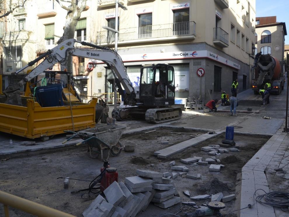 Comienzan las obras en el cruce entre el Coso y la calle Cerbuna de Barbastro para adecuarla al tráfico rodado