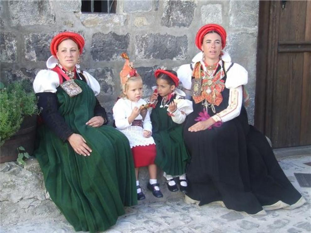 El traje tradicional ansotano inspirará a jóvenes diseñadores gracias a un proyecto europeo de innovación