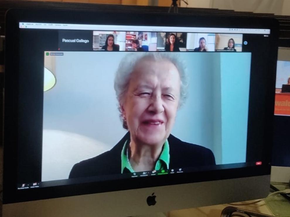 María Josefa Yzuel anima a las jóvenes científicas a defender sus investigaciones