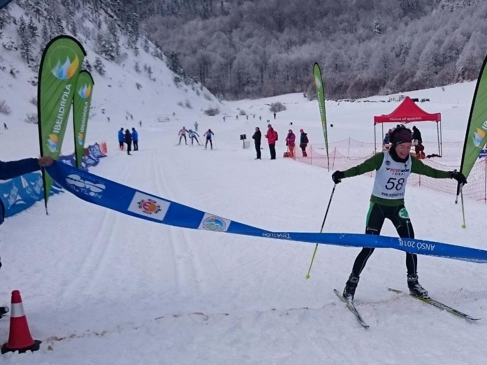Un centenar de deportistas se juegan el título nacional de Triatlón en Ansó