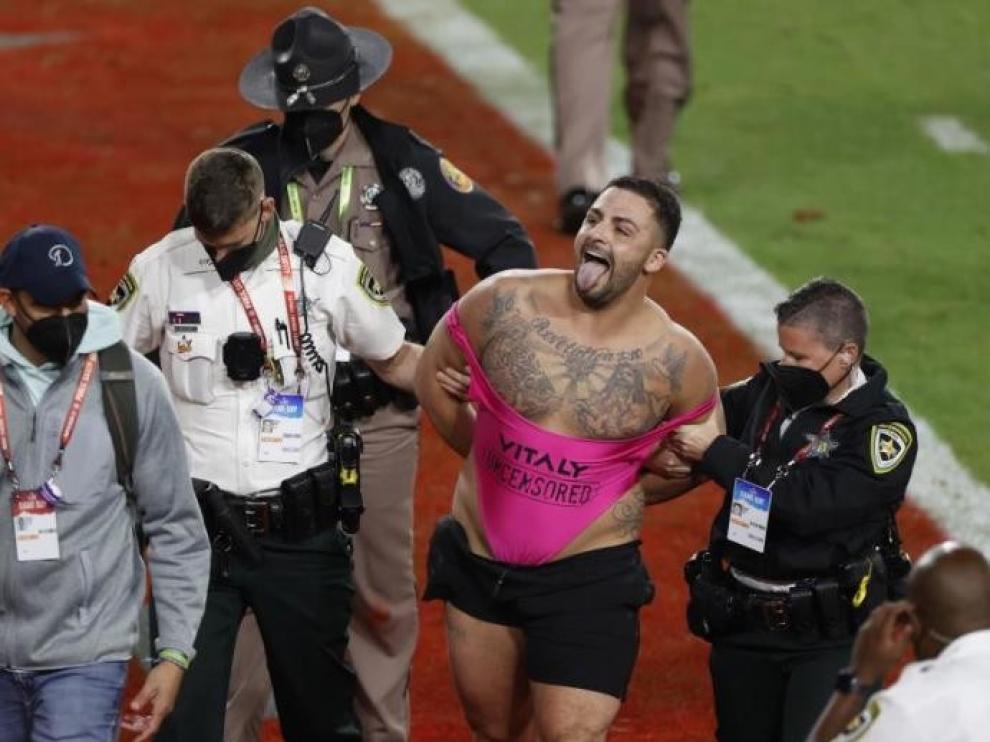 El espontáneo del Super Bowl se quiere comprar una jirafa