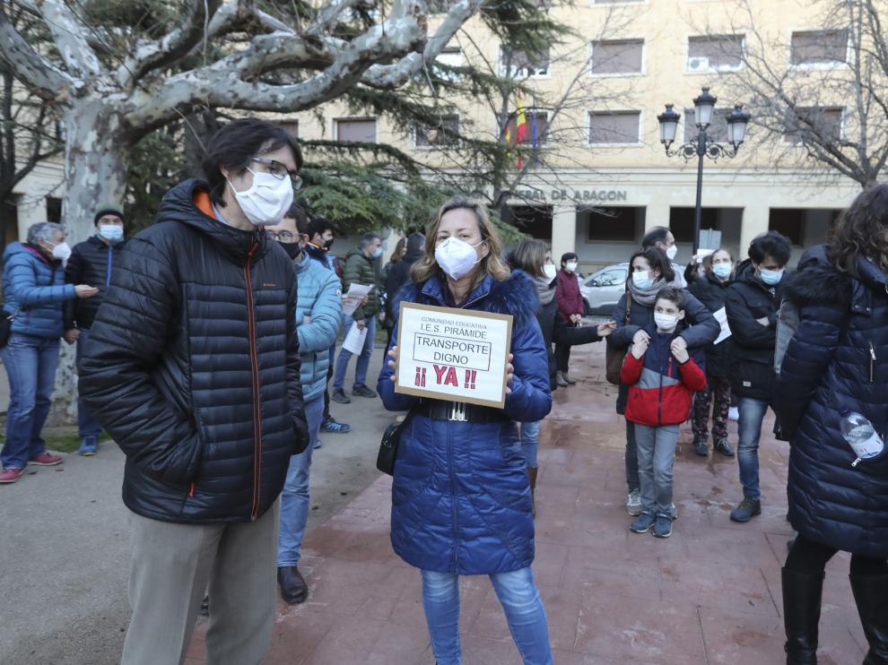 Las familias de los alumnos del IES Pirámide de Huesca piden "un transporte digno"