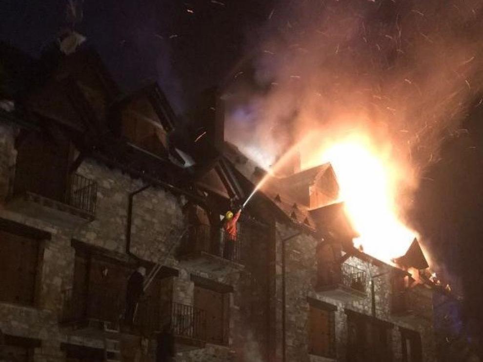 Un incendio afecta a varias viviendas de la zona de Sarrato en Sallent de Gállego