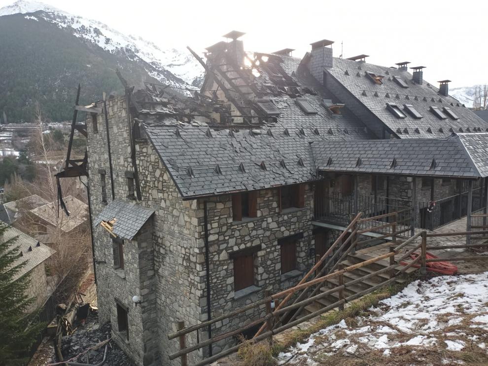 El fuego arrasa dos apartamentos en un complicado incendio en Sallent de Gállego a causa del viento