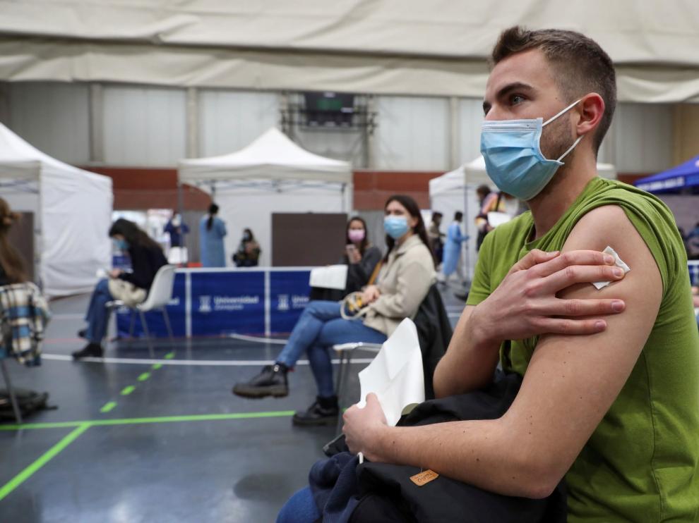 Comienza a administrarse la vacuna de AstraZeneca en Aragón a estudiantes de Ciencias de la Salud