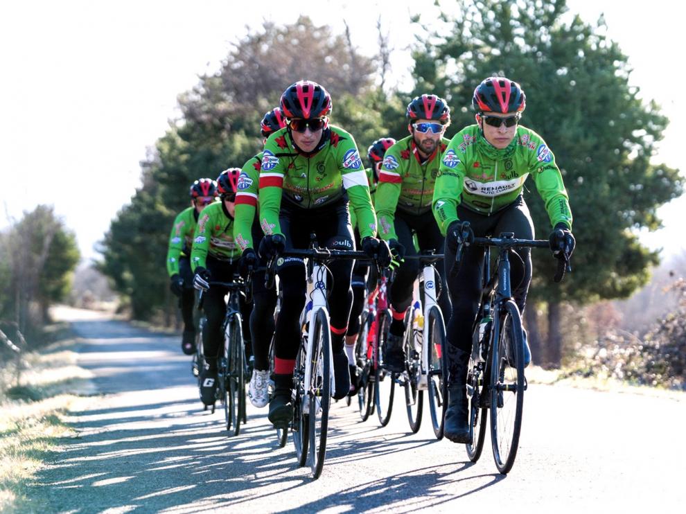El Club Ciclista Oscense se reúne en la Jacetania para aferrar la unión del grupo