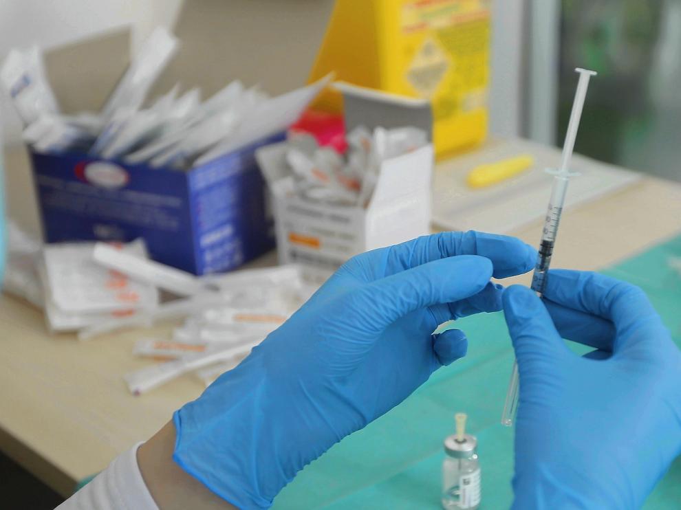Empieza la vacunación de la covid para 12.000 sanitarios de Aragón