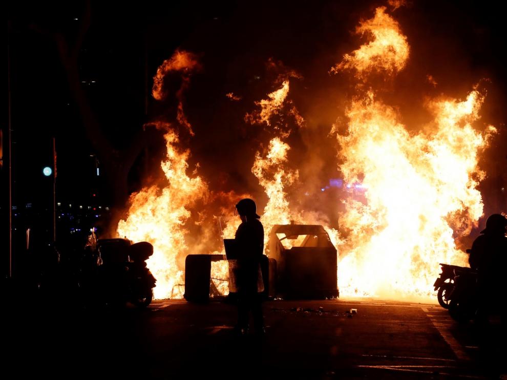Disturbios con 15 detenidos y 17 mossos heridos en protestas de apoyo a Hasel