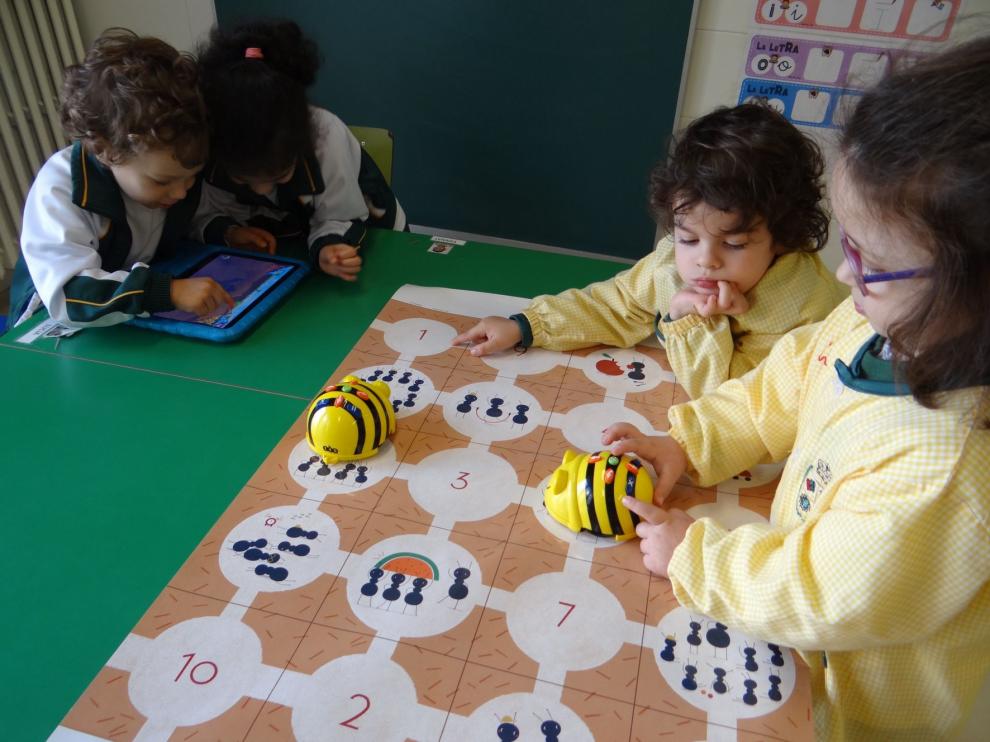 Los alumnos de infantil del Virgen del Romeral de Binéfar aprenden a programar en el aula