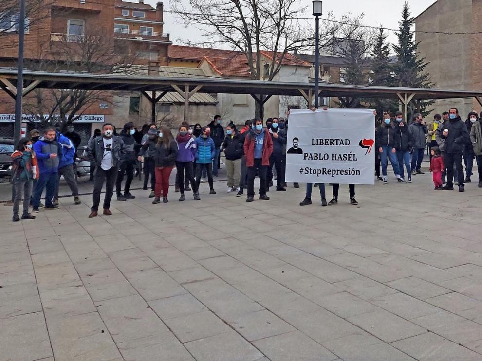 Unas cien personas se concentran en Sabiñánigo en apoyo a Pablo Hasél