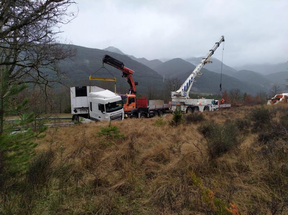 El accidente de una camión corta durante más de seis horas la N-260 entre Fiscal y Boltaña