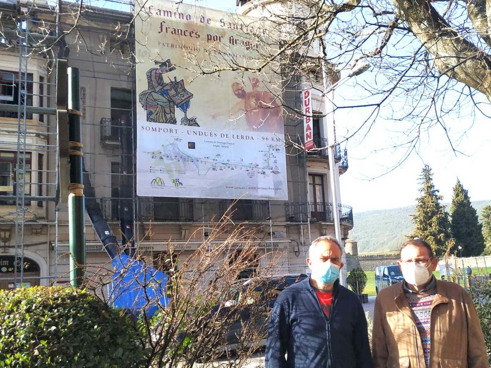 Jaca instala lonas dedicadas a la ruta jacobea