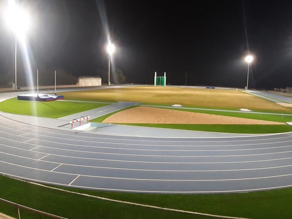 Las nuevas pistas de atletismo de Barbastro ya tienen su iluminación