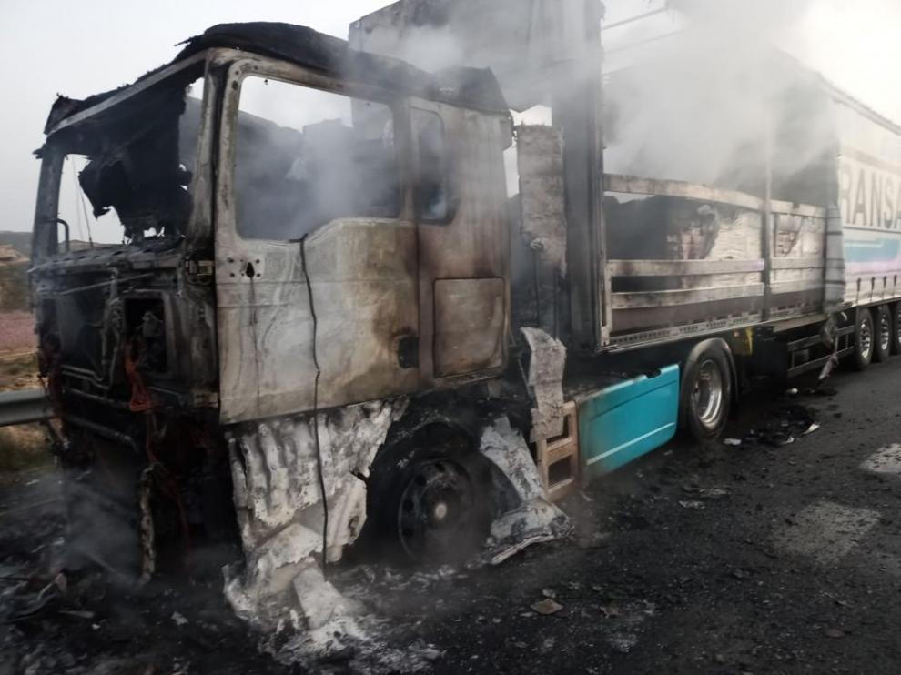 El incendio de un camión corta la A-2 a la altura de Fraga en dirección a Lérida