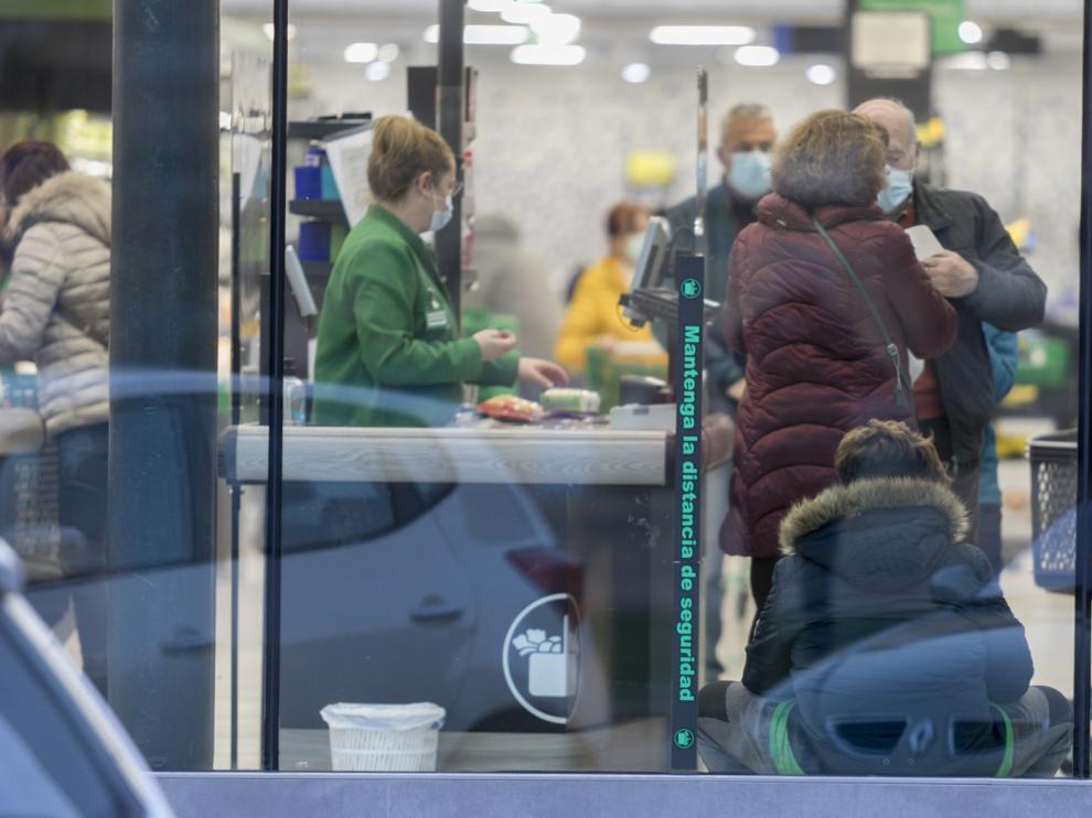 Empleados de supermercados en Huesca piden la vacuna al ser esenciales