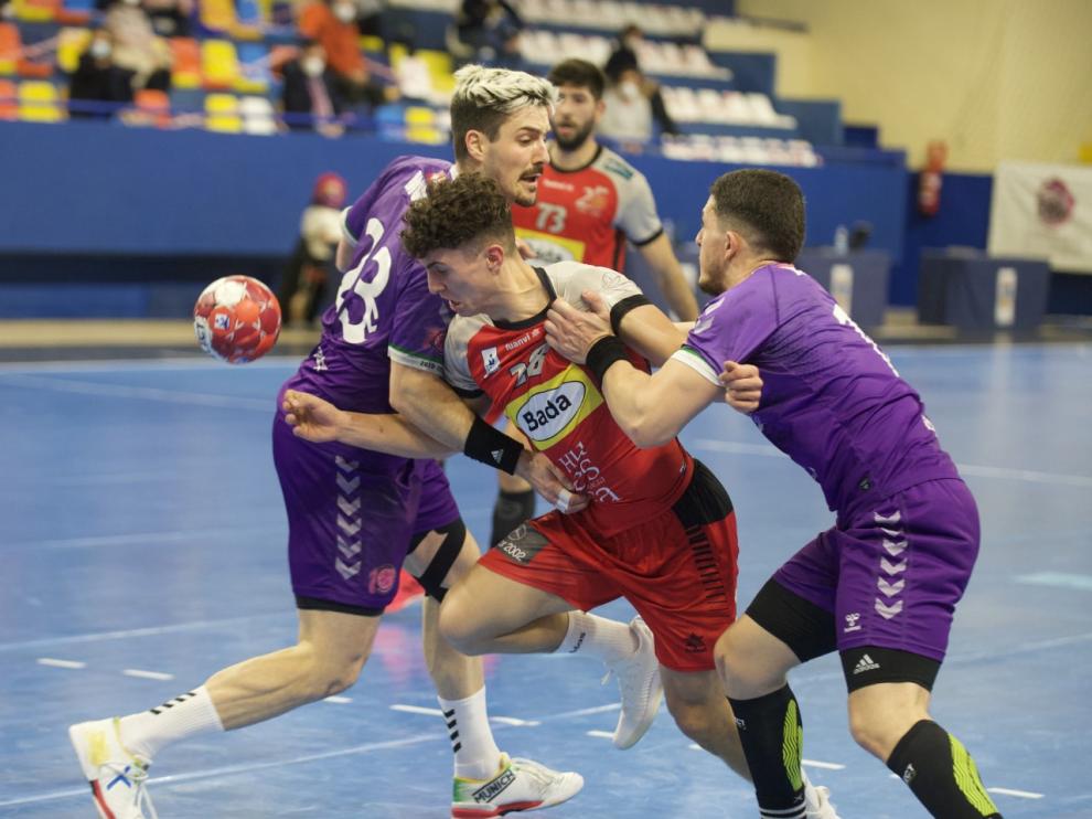 Sergio Pérez trata de superar la defensa del Quabit Guadalajara