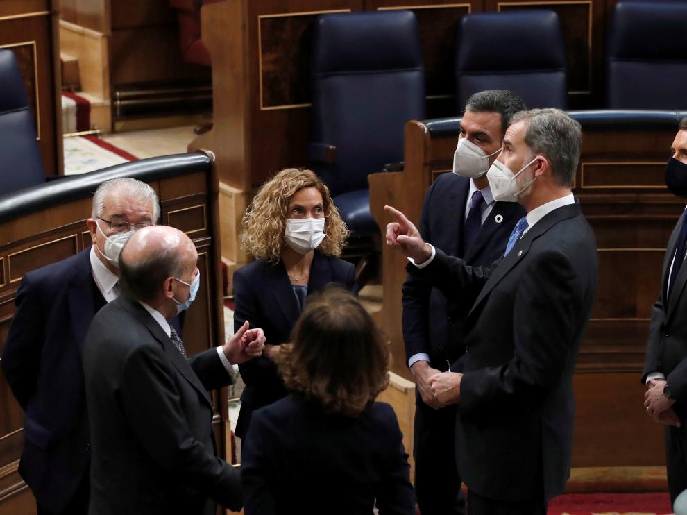 Felipe VI con representantes institucionales en el Congreso.
