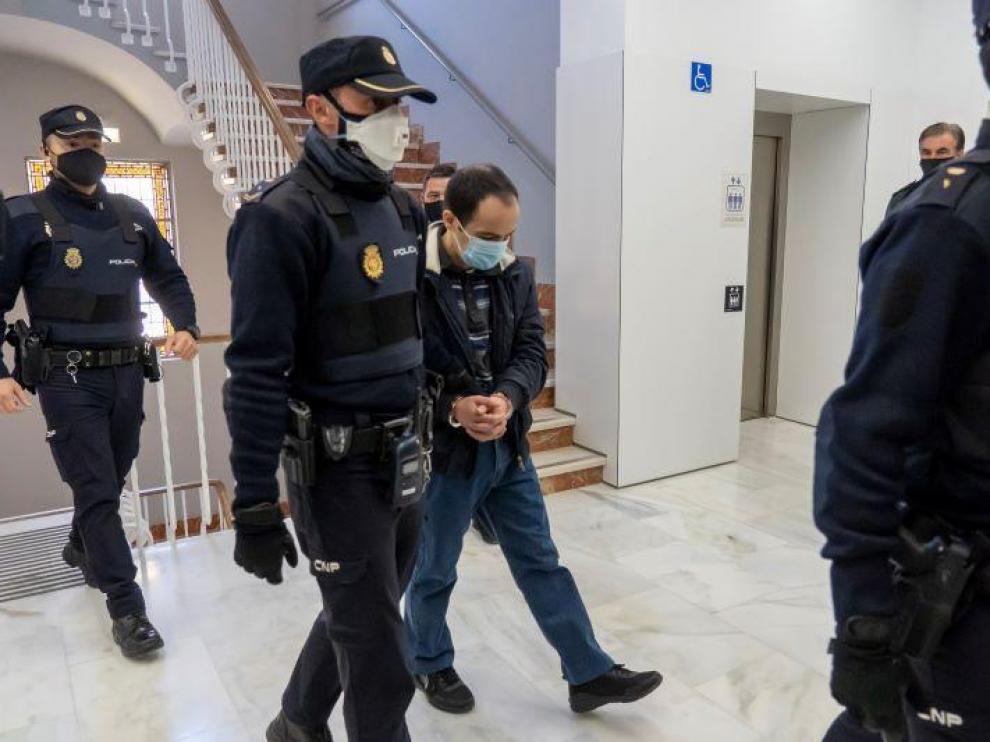 Uno de los acusados del crimen de Pozonzón, Pedro Blasco, es conducido a la sala de vistas.