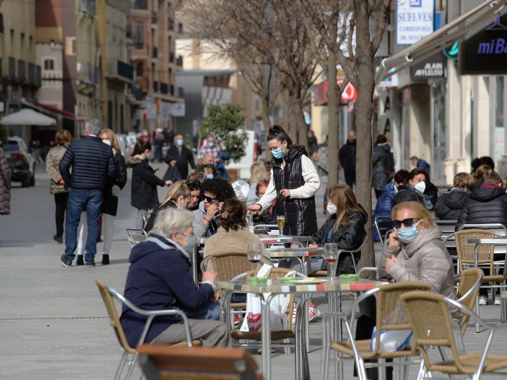 Un acéntrica terraza del centro de Huesca en la mañana de este jueves. 25 - 2 - 21 foto pablo segura