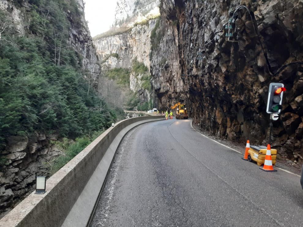 El paso por el congosto del Ventamilllo queda regulado por semáforos
