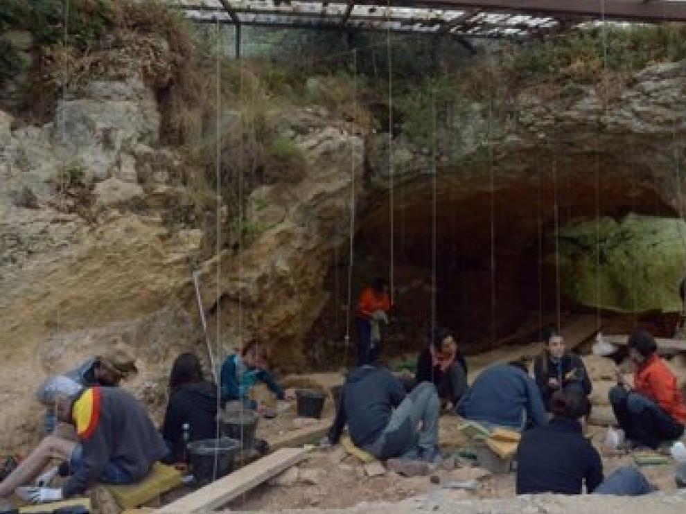 Excavaciones en la Cova de les Teixoneres, en Moià (Barcelona)