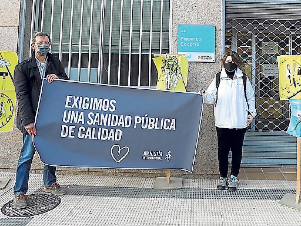 Miembros de Amnistía Internacional en el Centro de Salud Perpetuo Socorro