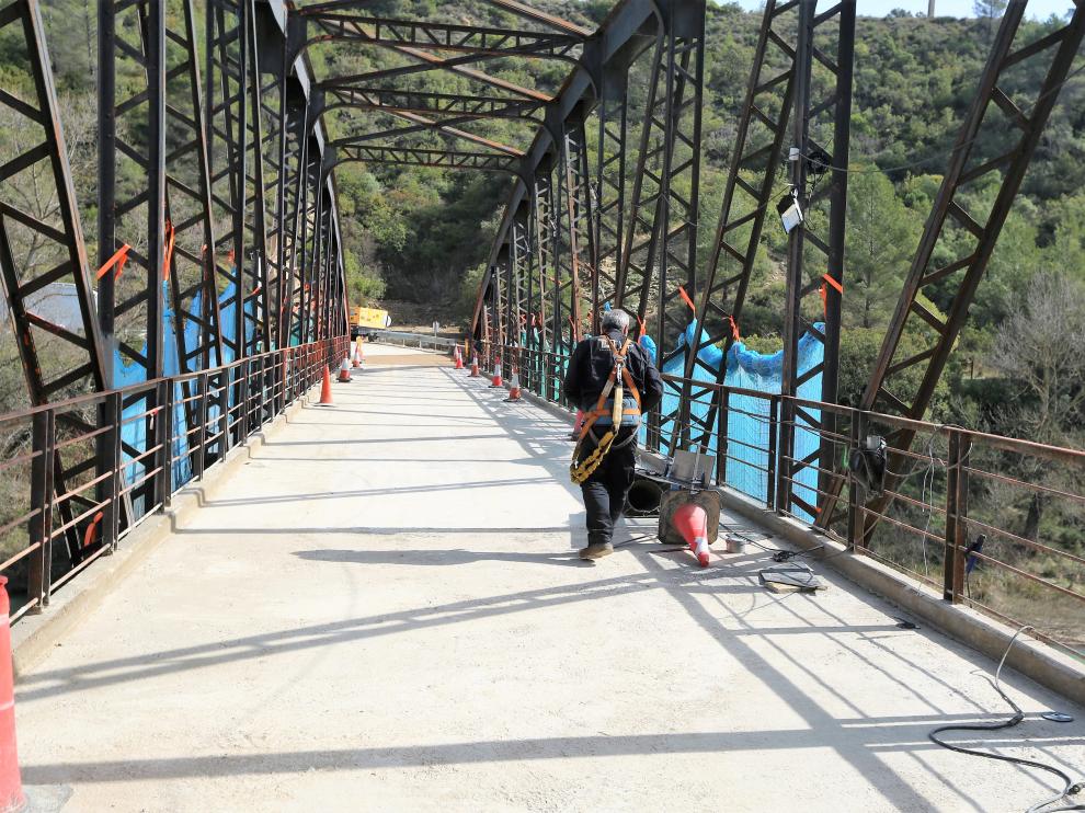 Los vehículos ya pueden cruzar otra vez por este puente, aunque siguen las obras.