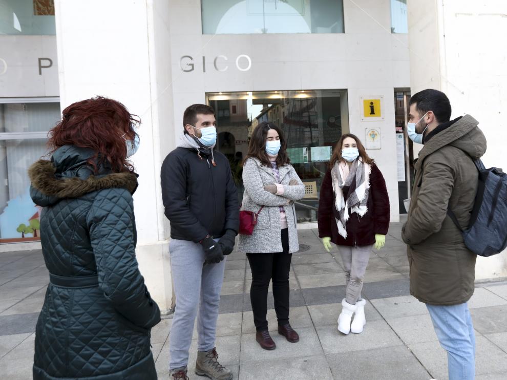 Visitantes en una de las visitas guiadas que parten desde de la plaza de López Allué de Huesca.