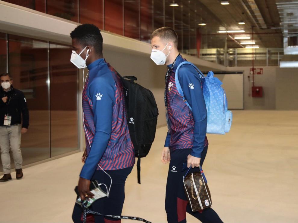 Doumbia, la novedad en el once del Huesca, llega a Ipurua junto a Vavro.