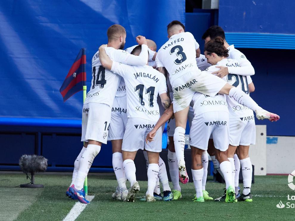 Los jugadores del Huesca celebran el gol de Sandro.