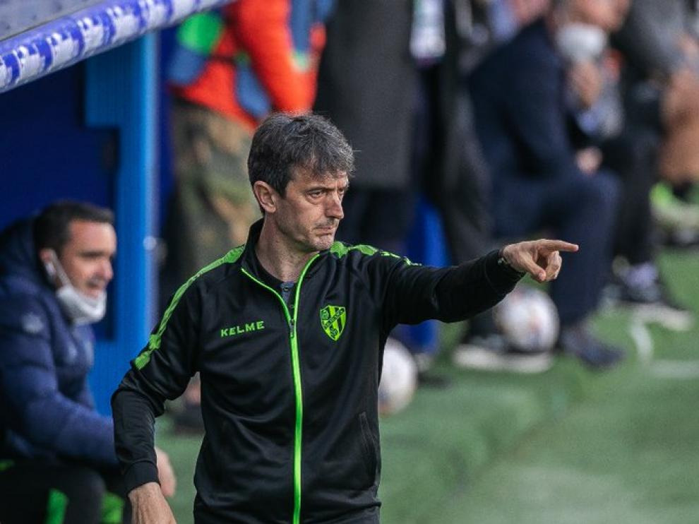 El técnico del Huesca da instrucciones a sus jugadores.