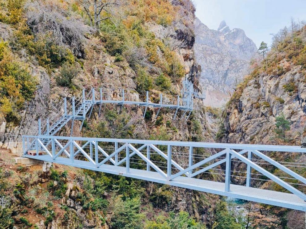 Pasarelas sobre el río Caldarés en Panticosa.