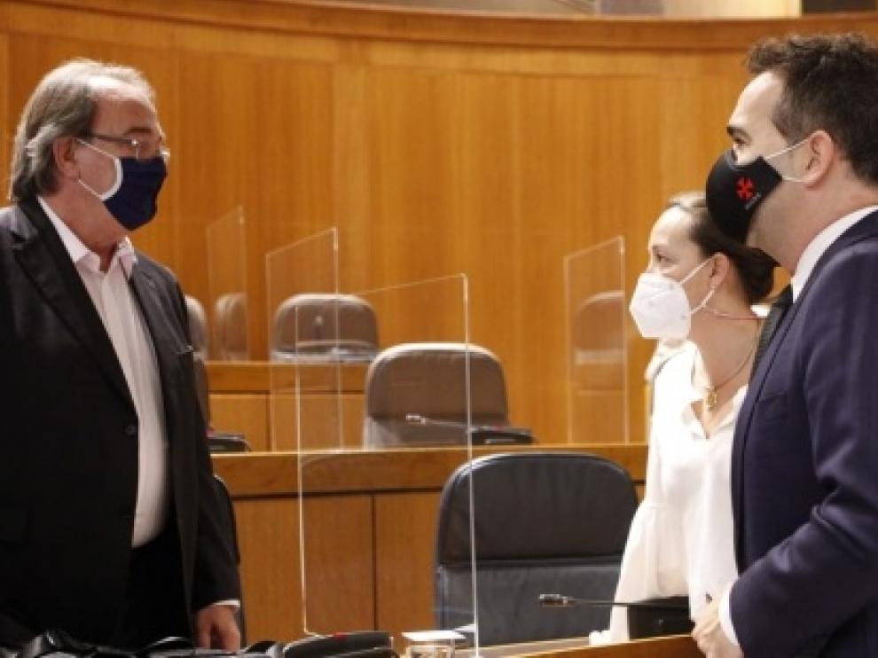 Carlos Pérez Anadón departe con unos diputados