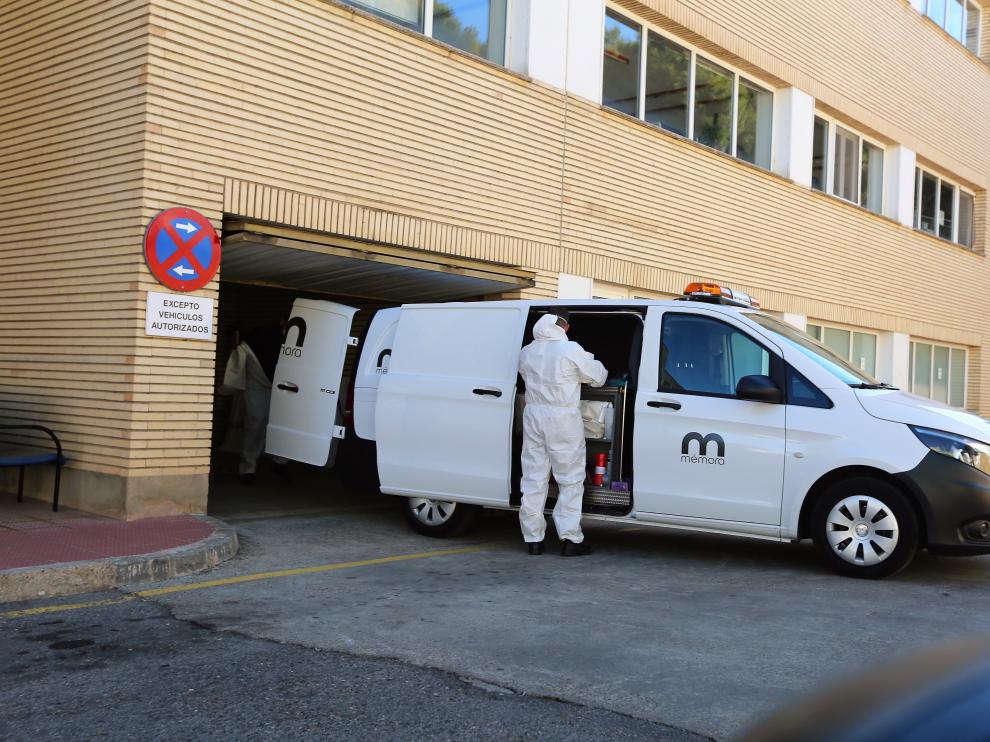 Una funeraria recoge un muerto por covid en el Hospital San Jorge en otoño.