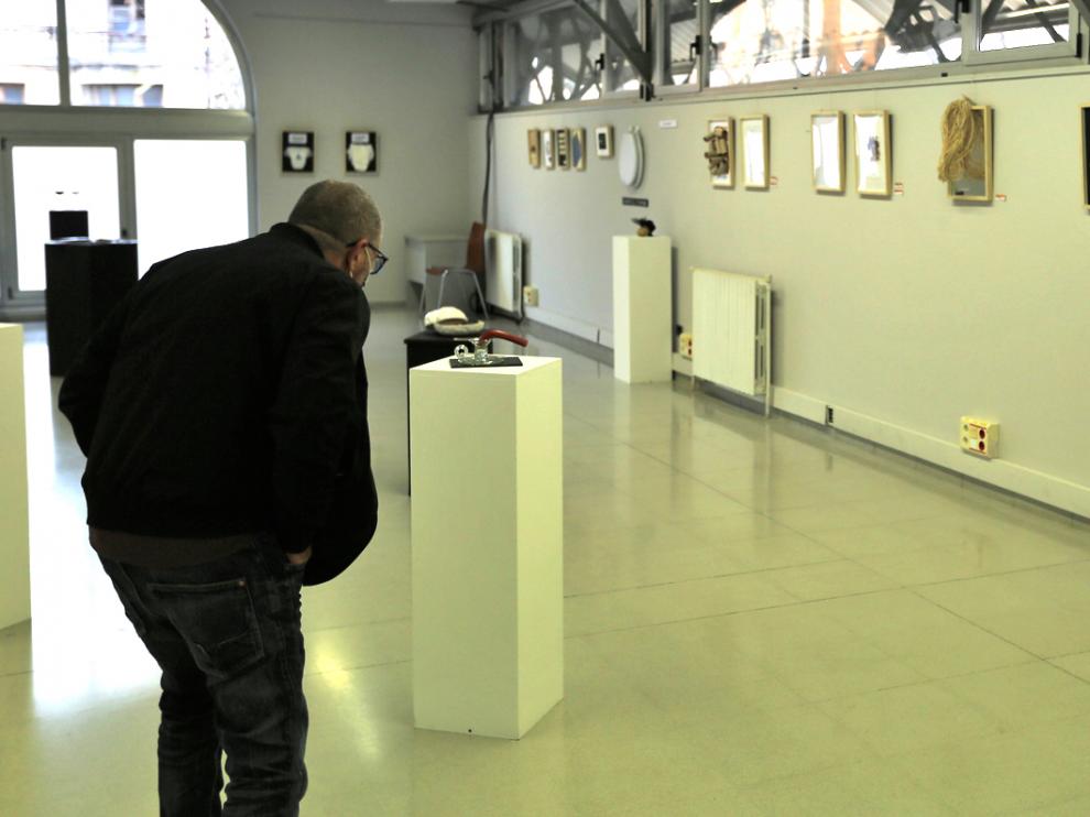 Un visitante observa una de las obras de la muestra El ojo poético