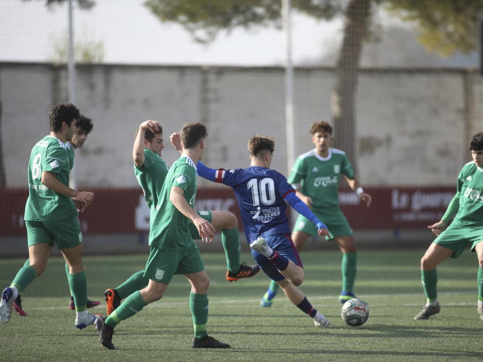 Manu Rico, rodeado de jugadores del Stadium Casablanca.