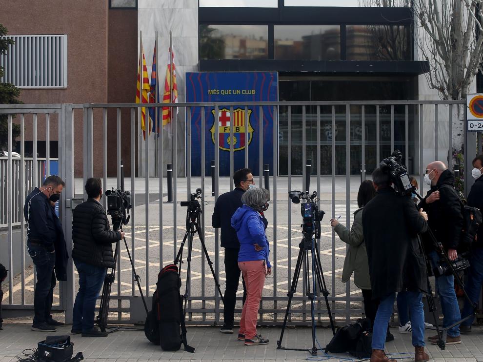 Los periodistas se agolpan este lunes a las puertas de la sede del Barcelona