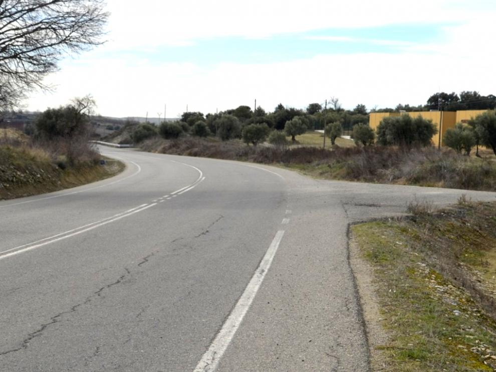 Acceso al nuevo cementerio de Barbastro.