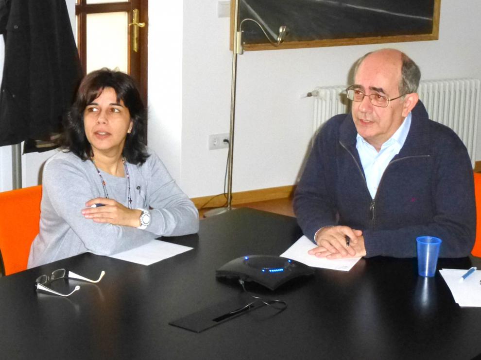 Ángeles Pérez y Carlos Gómez, directora en funciones y exdirector del centro de la Uned.