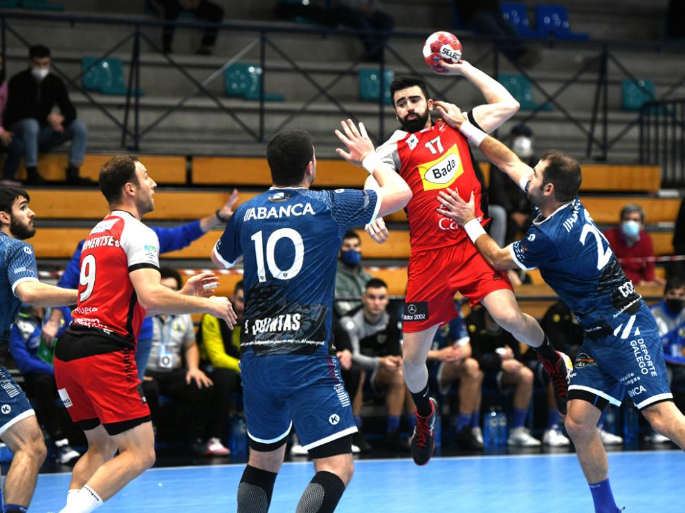 Álex Marcelo va a lanzar a puerta ante la defensa del Cangas, en un partido de esta temporada.