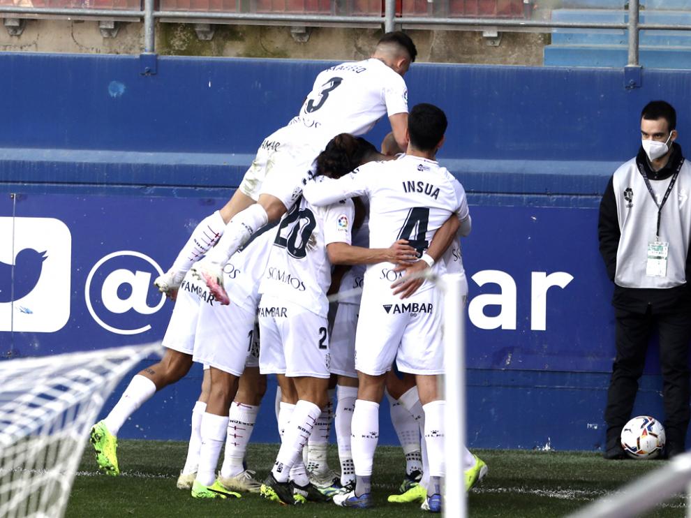 Los jugadores del Huesca celebran el gol de Sandro en Ipurúa.
