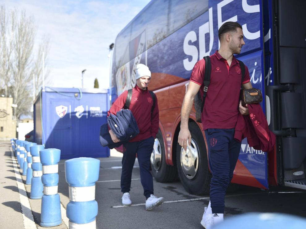 Álvaro Fernández y Sergio Gómez, en la salida del Huesca a Oviedo de la temporada pasada