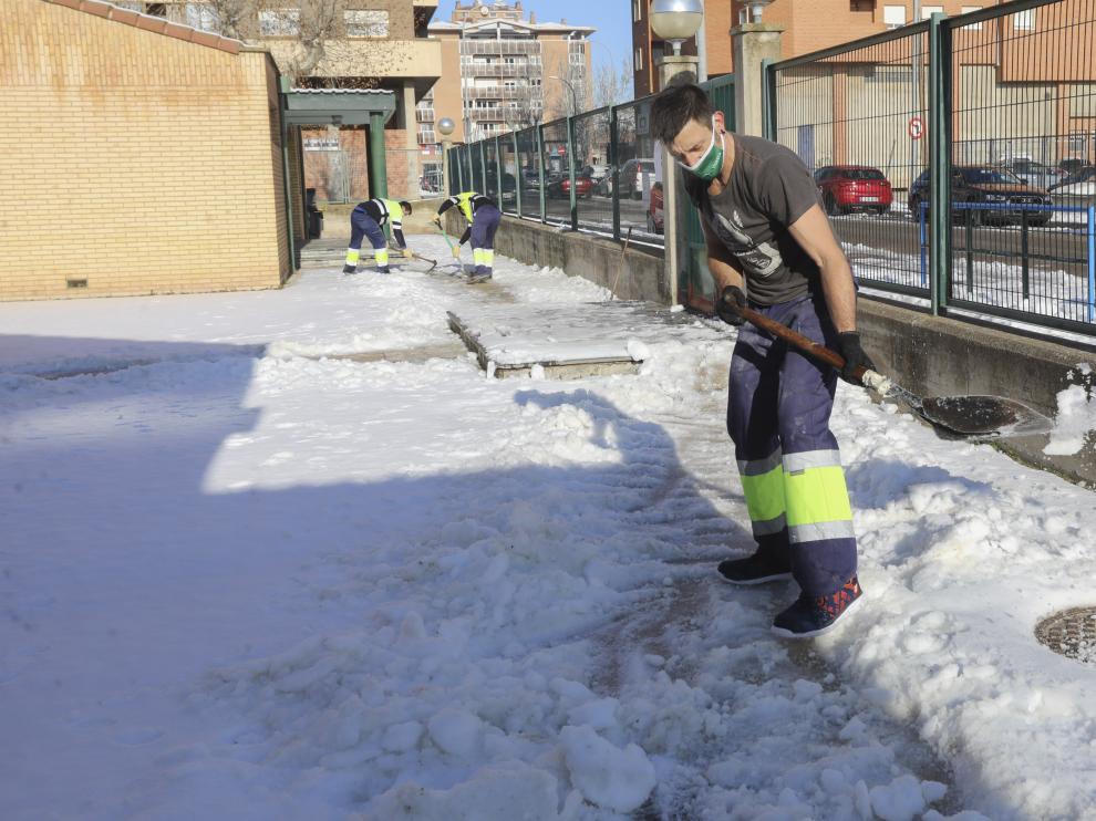 Brigadas municipales, limpiando un colegio de Huesca durante el temporal Filomena.